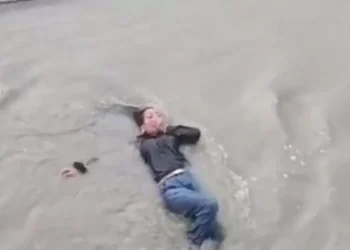 काले कपड़ों में गंगा के पानी में लेटी थी महिला, पास जाकर देखा तो… भीड़ जमा होने पर दौड़ी-दौड़ी आई पुलिस