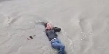 काले कपड़ों में गंगा के पानी में लेटी थी महिला, पास जाकर देखा तो… भीड़ जमा होने पर दौड़ी-दौड़ी आई पुलिस