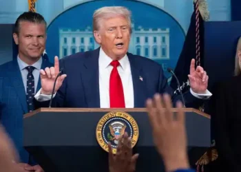 “ट्रंपोनॉमिक्स को एक बड़ी आर्थिक आपदा माना जा रहा था। फिर ऐसा क्यों है कि अमेरिकी अर्थव्यवस्था अब तक ढह कर खाई में नहीं गिरी (कम से कम अभी तक)?”