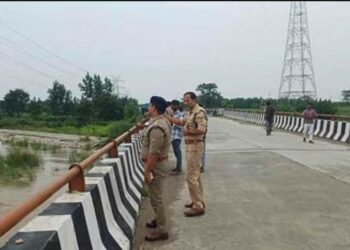 पथरी नदी के उफान पर आने से नगर में घुसा पानी