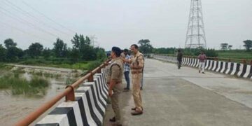 पथरी नदी के उफान पर आने से नगर में घुसा पानी