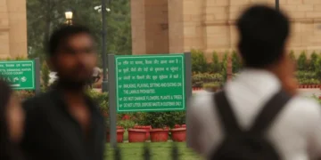 “इंडिया गेट लॉन अब बंद, दिल्ली वासियों ने यादें ताज़ा कीं: ‘हम वहाँ लेटकर पक्षियों को निहारा करते थे’।”