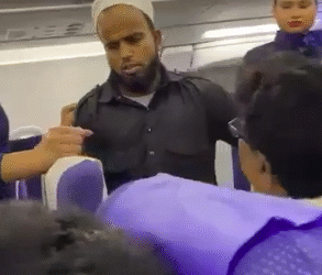 VIDEO : Indigo Flight : Man Slapped | मुंबई-कोलकाता इंडिगो फ्लाइट में पैनिक अटैक से जूझ रहे यात्री को थप्पड़ मारने की घटना ने उड़ान के बीच पैदा कर दिया हंगामा, वीडियो वायरल होने पर इंडिगो ने दी सफाई