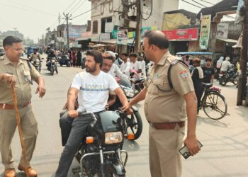 मंगलौर में बिना नंबर प्लेट वाहनों पर चला पुलिस का डंडा, कई वाहन सीज़, कई चालान