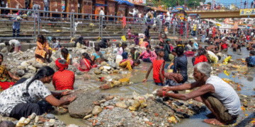 सोने-चांदी की तलाश… हरिद्वार में मां गंगा के ‘पेट’ से निकल रहे कीमती आभूषण, हर की पौड़ी की तस्वीरों से समझें हालात