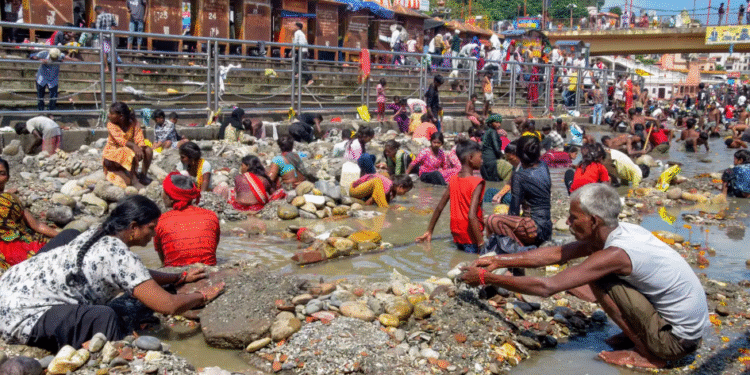 सोने-चांदी की तलाश… हरिद्वार में मां गंगा के ‘पेट’ से निकल रहे कीमती आभूषण, हर की पौड़ी की तस्वीरों से समझें हालात