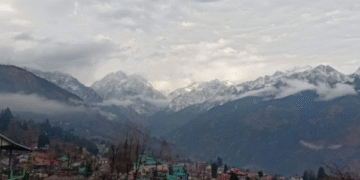 Uttarakhand Weather Update: देहरादून, टिहरी, पौड़ी और नैनीताल में Rain Alert, ठंड में आएगी बढ़ोतरी