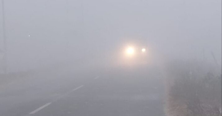 कोहरे के कारण बड़ा सड़क हादसा, खड़ी ट्रैक्टर-ट्रॉली से बस की जोरदार टक्कर, कई यात्री घायल