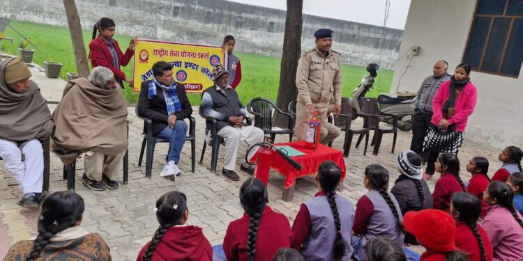 शिविर में अग्निशमन यत्रों का प्रदर्शन करके विस्तृत जानकारियां दी।