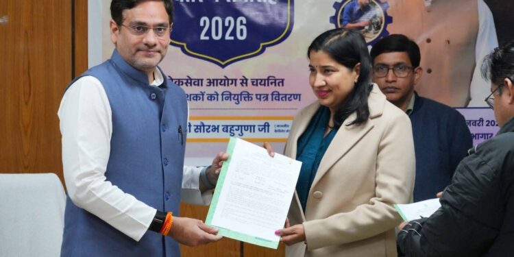 पशुपालन मंत्री सौरभ बहुगुणा ने चयनित कार्मिकों को नियुक्ति पत्र वितरित किये।