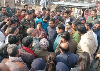 रुड़की में जलभराव संकट पर सियासी संग्राम, पुलिस की मौजूदगी में चला जेसीबी