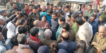 रुड़की में जलभराव संकट पर सियासी संग्राम, पुलिस की मौजूदगी में चला जेसीबी