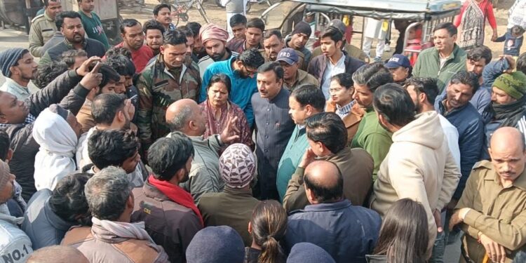 रुड़की में जलभराव संकट पर सियासी संग्राम, पुलिस की मौजूदगी में चला जेसीबी