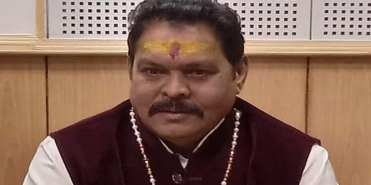 विवादों में घिरे सुरेश राठौर, अब गाड़ी विवाद में एफआईआर