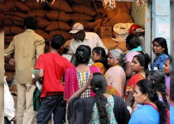 गरीबों के स्वास्थ्य से खिलवाड़: गांवों में वितरित हुआ सड़ा राशन