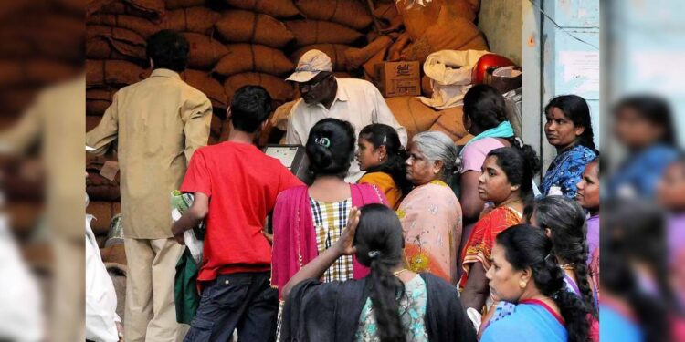 गरीबों के स्वास्थ्य से खिलवाड़: गांवों में वितरित हुआ सड़ा राशन