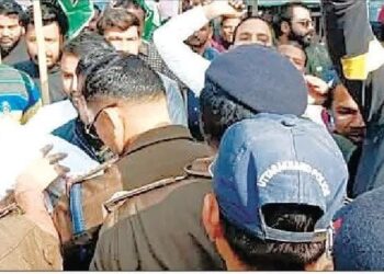 हरिद्वार में कांग्रेस का प्रदर्शन, घेराव से पहले पुलिस ने लिया हिरासत में