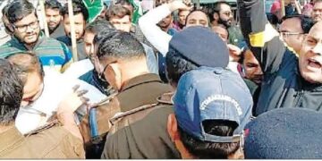 हरिद्वार में कांग्रेस का प्रदर्शन, घेराव से पहले पुलिस ने लिया हिरासत में