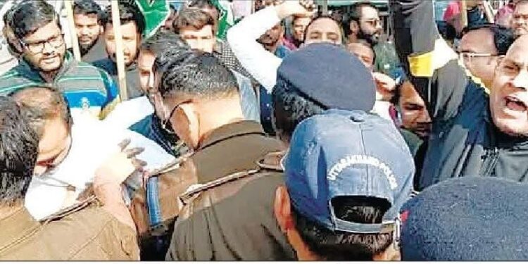 हरिद्वार में कांग्रेस का प्रदर्शन, घेराव से पहले पुलिस ने लिया हिरासत में