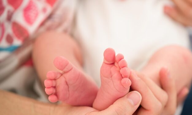 मासूम की मौत बनी उम्मीद की रोशनी, माता-पिता ने नवजात का देहदान किया