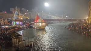 कड़ाके की ठंड और घने कोहरे के बीच हरिद्वार में मकर संक्रांति स्नान, श्रद्धालुओं का उमड़ा सैलाब