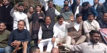 कानून व्यवस्था पर उठाए सवाल, बढ़ते अपराध के मामलों को लेकर कांग्रेसियों का पुलिस मुख्यालय में हंगामा…