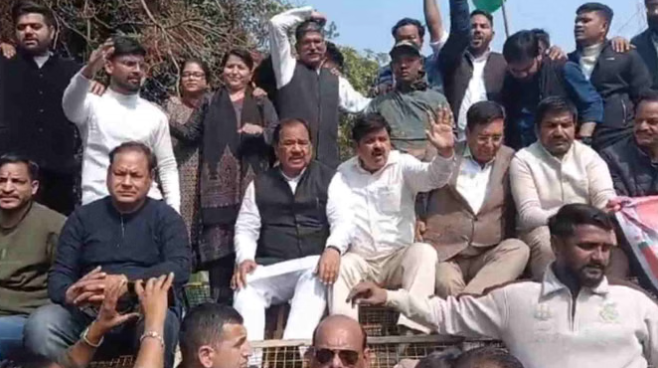 कानून व्यवस्था पर उठाए सवाल, बढ़ते अपराध के मामलों को लेकर कांग्रेसियों का पुलिस मुख्यालय में हंगामा…