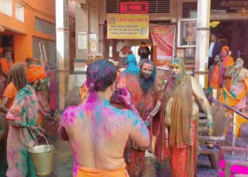 हरिद्वार में संतों की ‘गोबर होली’, जूना अखाड़ा से प्रकृति और परंपरा का संदेश…