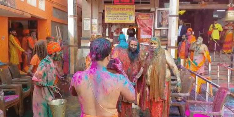 हरिद्वार में संतों की ‘गोबर होली’, जूना अखाड़ा से प्रकृति और परंपरा का संदेश…