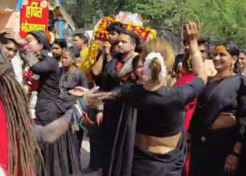 हरिद्वार में अनोखी ‘मसान होली’, श्मशान की राख से खेला रंगोत्सव…