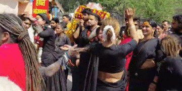 हरिद्वार में अनोखी ‘मसान होली’, श्मशान की राख से खेला रंगोत्सव…