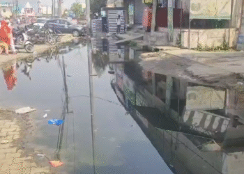 लक्सर के वार्ड नंबर 9 में ध्वस्त नाले से फैली गंदगी, बीमारियों का खतरा बढ़ा…