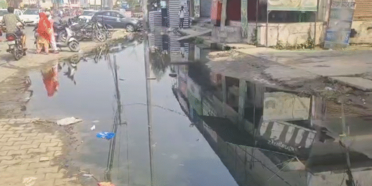 लक्सर के वार्ड नंबर 9 में ध्वस्त नाले से फैली गंदगी, बीमारियों का खतरा बढ़ा…