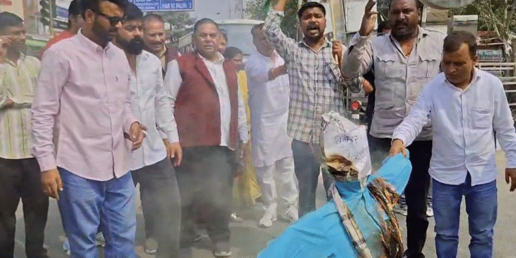 एलपीजी सिलेंडर के दाम बढ़ने पर कांग्रेस का प्रदर्शन, केंद्र सरकार के खिलाफ नारेबाजी…