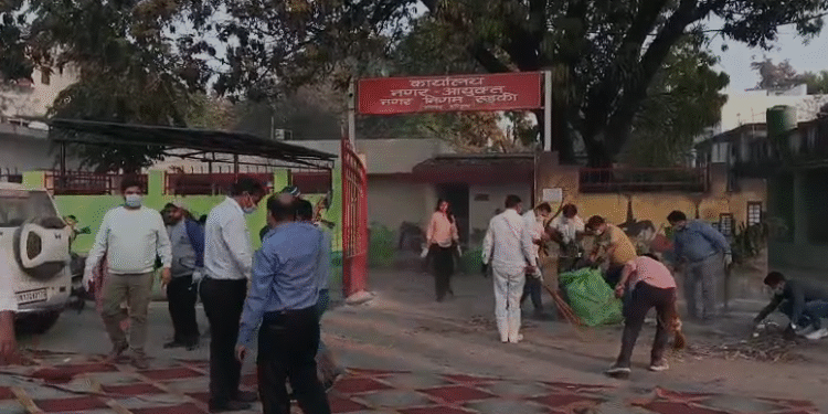 रुड़की नगर निगम में सफाई कर्मचारियों की हड़ताल तीसरे दिन भी जारी, वार्ता बेनतीजा…