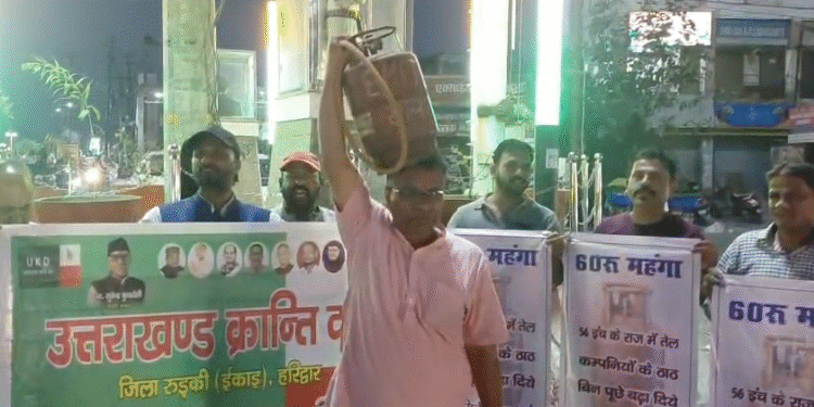 रुड़की में गैस सप्लाई को लेकर लोगों का अनोखा विरोध, सिर पर सिलेंडर रखकर किया प्रदर्शन…