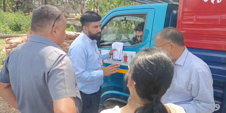 रुड़की में गैस सिलेंडरों की कालाबाजारी पर कार्रवाई, सड़क किनारे बिक्री रुकवाई…