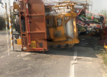 खानपुर क्षेत्र में सीएनजी से भरे दो ट्रकों की भीषण टक्कर, पुलिस की तत्परता से टला बड़ा हादसा…