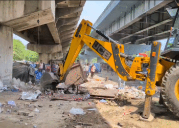 चारधाम यात्रा से पहले हरिद्वार में बुलडोजर एक्शन, हर की पैड़ी क्षेत्र से अतिक्रमण साफ…