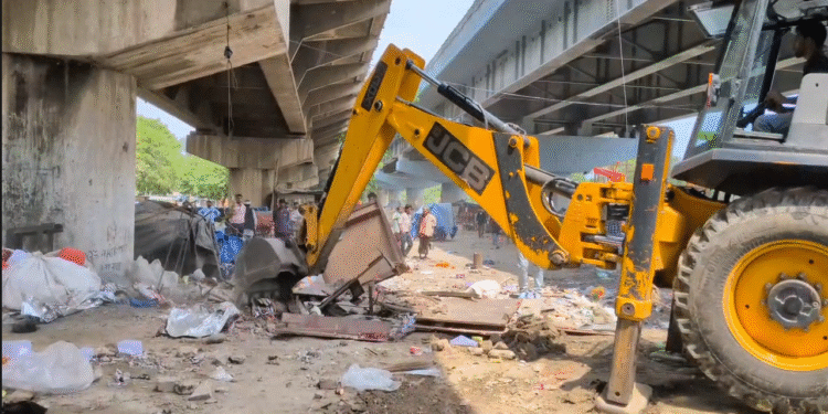 चारधाम यात्रा से पहले हरिद्वार में बुलडोजर एक्शन, हर की पैड़ी क्षेत्र से अतिक्रमण साफ…