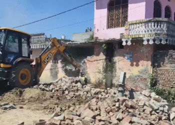 तालाब की जमीन पर बने अवैध मकानों पर चला बुलडोजर, प्रशासन की बड़ी कार्रवाई…