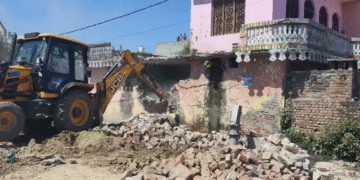 तालाब की जमीन पर बने अवैध मकानों पर चला बुलडोजर, प्रशासन की बड़ी कार्रवाई…