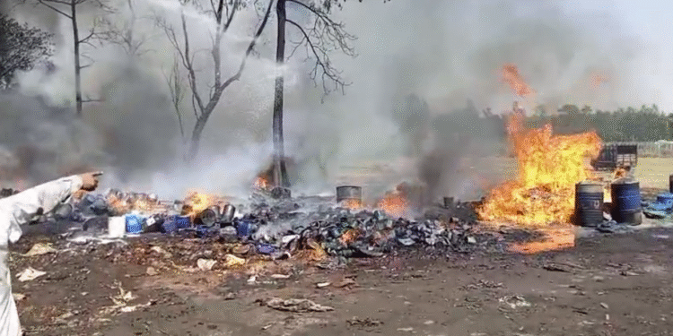रुड़की के मंगलौर में कबाड़ गोदाम में भीषण आग, इलाके में मची अफरा-तफरी…