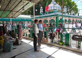 पिरान कलियर दरगाह में हाई अलर्ट: डॉग स्क्वॉड के साथ सघन चेकिंग अभियान, सुरक्षा व्यवस्था चाक-चौबंद…